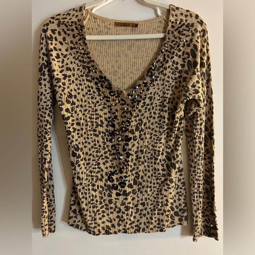 🧁BELLDINI SIZE MEDIUM SPARKLE AND SEQUIN LEOPARD LONG SLEEVE TOP.